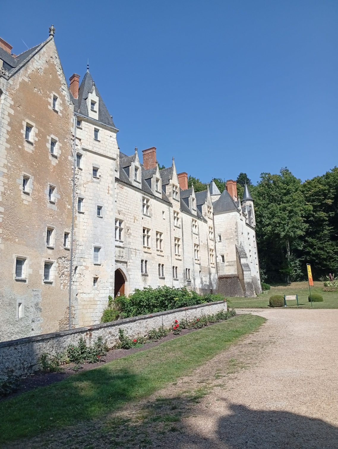 Entrée du Château de Courtanvaux Entrée du Château de Courtanvaux
