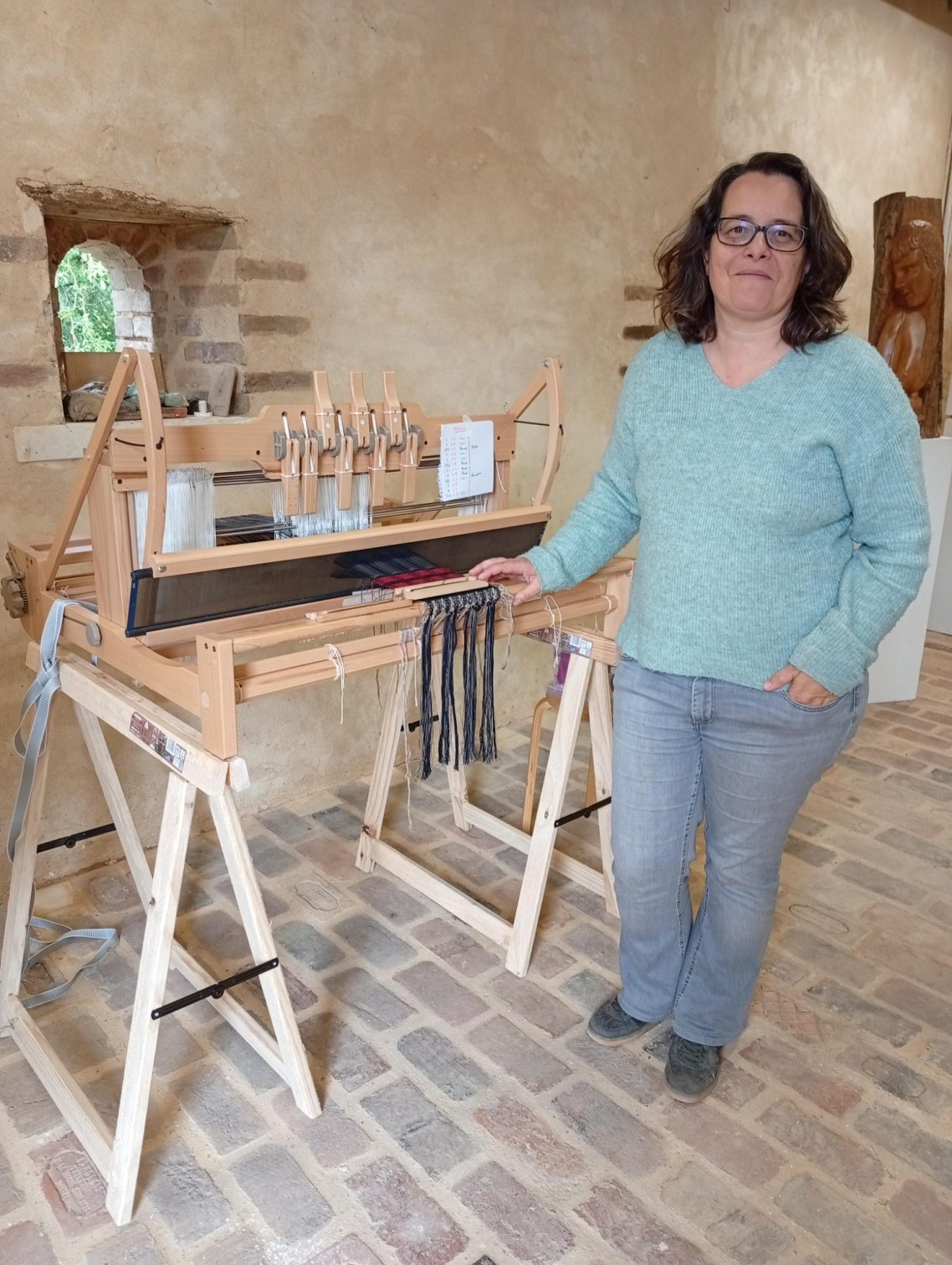 Karine Mussard (tisserande) au cellier